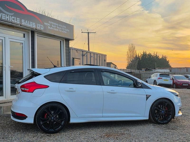 Used Ford Focus ST 250 HP (183 kW) 2015 White Hatchback