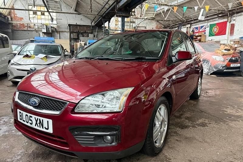 Used Ford Focus Ghia 2005 Red Sedan