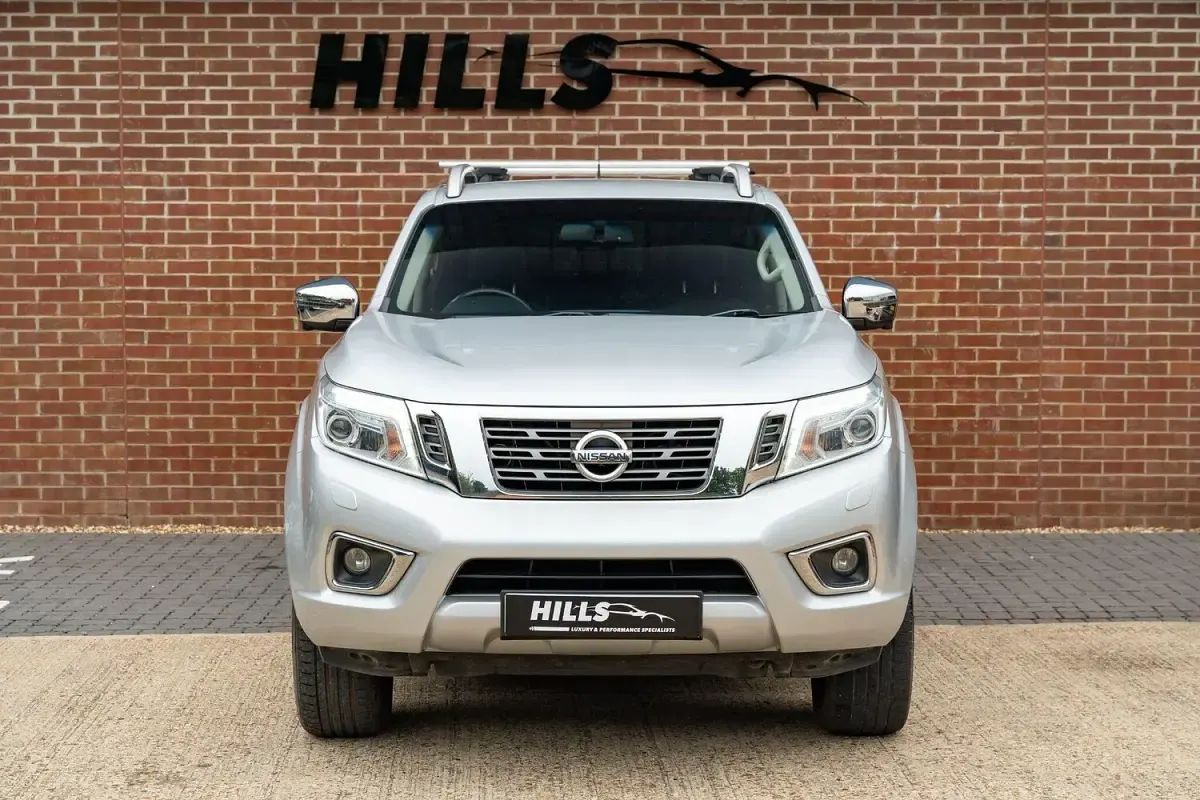 Used Nissan Navara Tekna 190 HP (139 kW) 2017 Silver Pickup