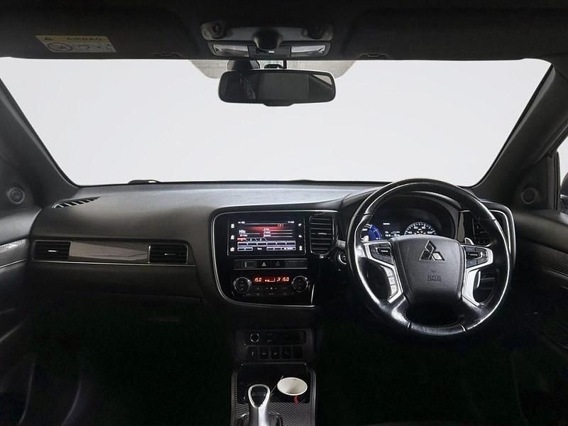 Used Mitsubishi Outlander P-HEV 209 HP (153 kW) 2019 White SUV