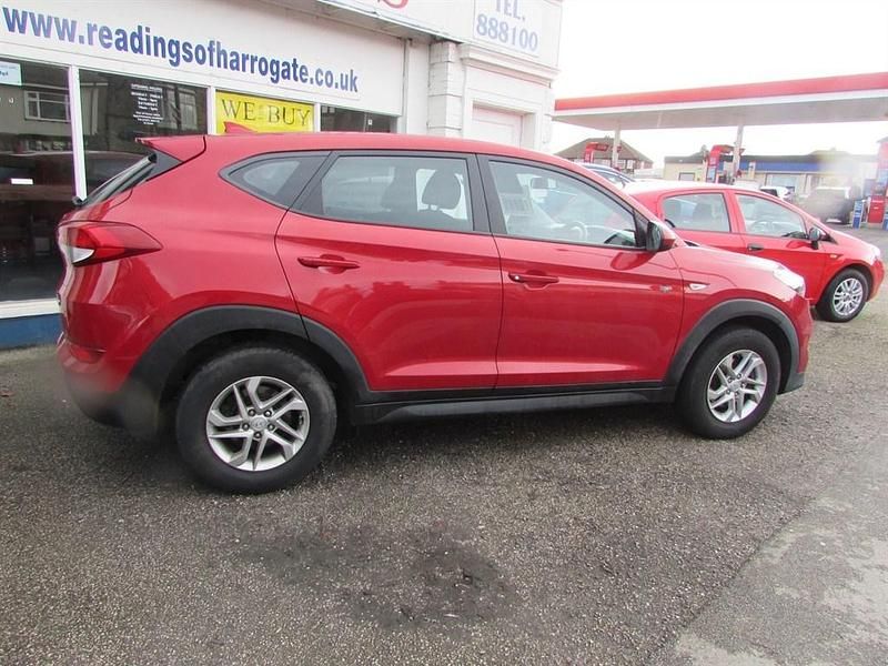 Used Hyundai Tucson 116 HP (85 kW) 2017 Red SUV