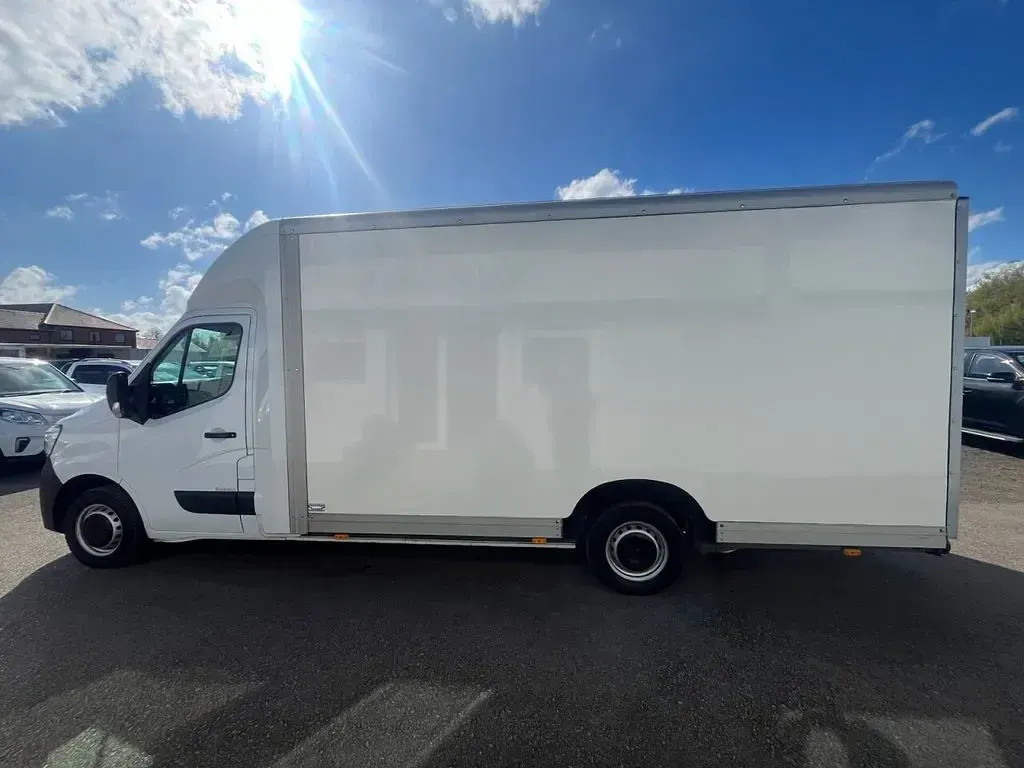 Used Renault Master Business 145 HP (106 kW) 2023 White MPV