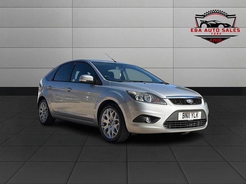 Used Ford Focus Zetec 110 HP (80 kW) 2011 Silver Hatchback
