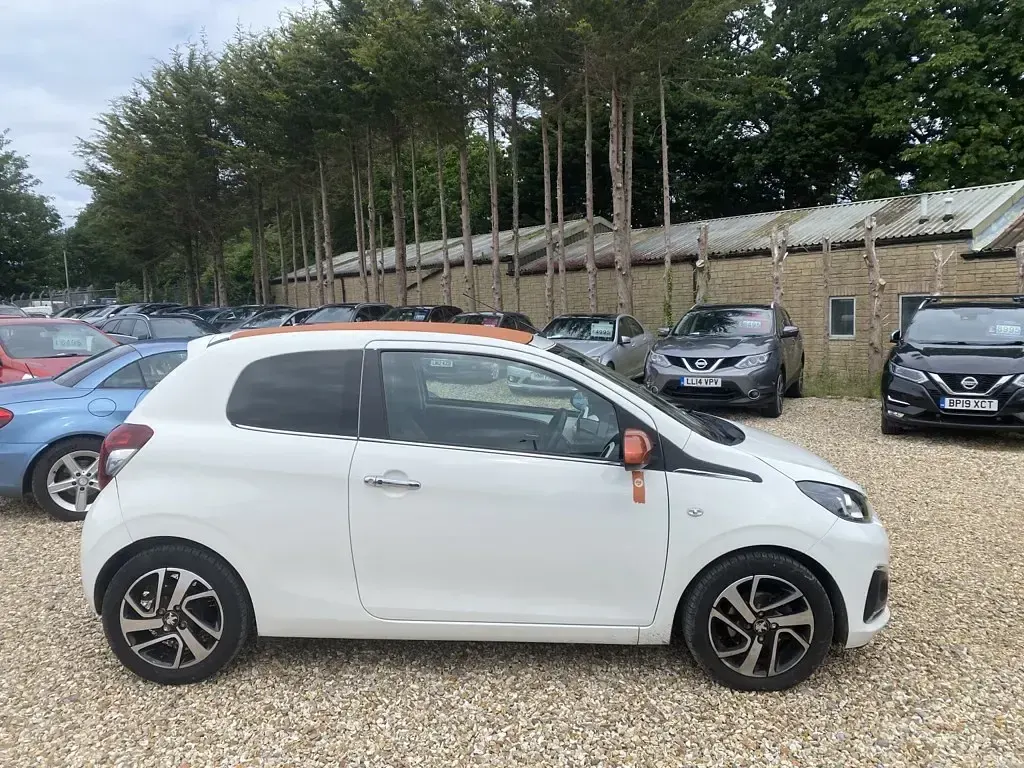 Used Peugeot 108 Roland Garros 82 HP (60 kW) 2017 White Hatchback