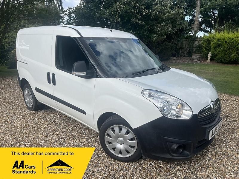 White Used 2018 Vauxhall Combo MPV | £6,995 (Expensive) - Image 1/3