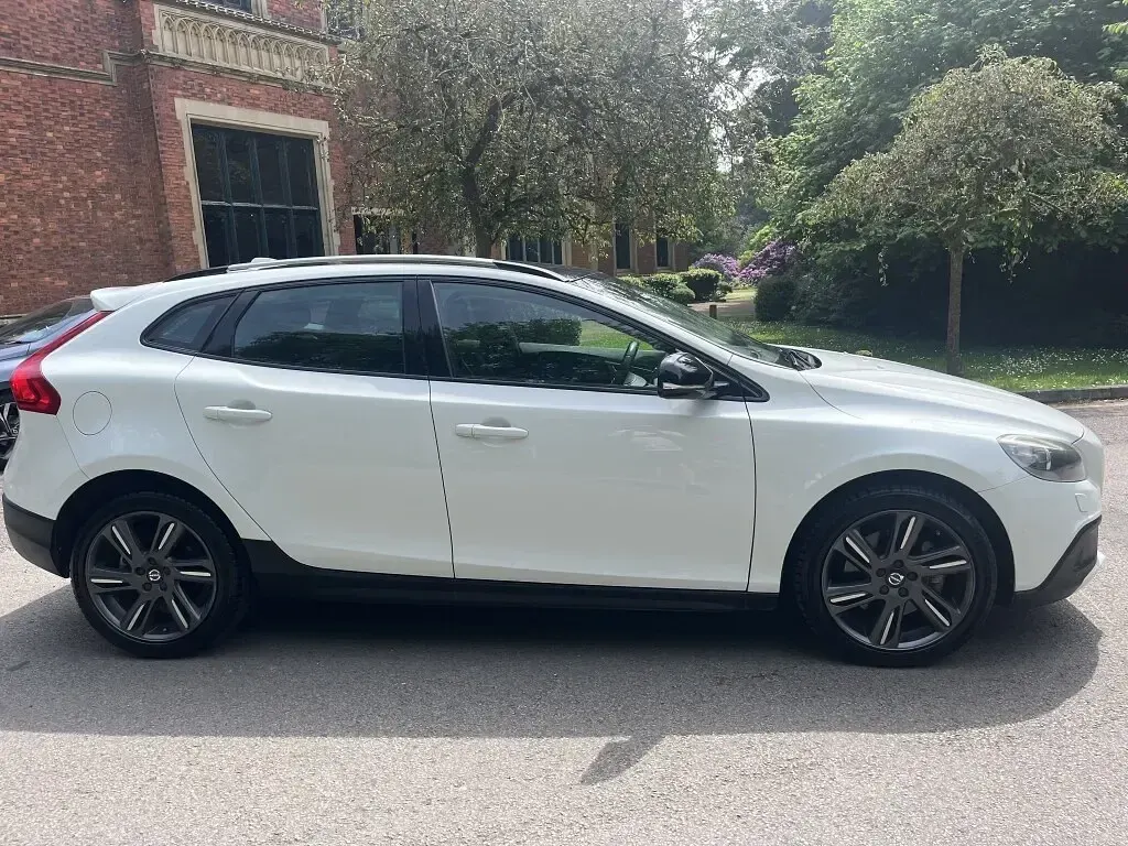 Used Volvo V40 2015 White Hatchback