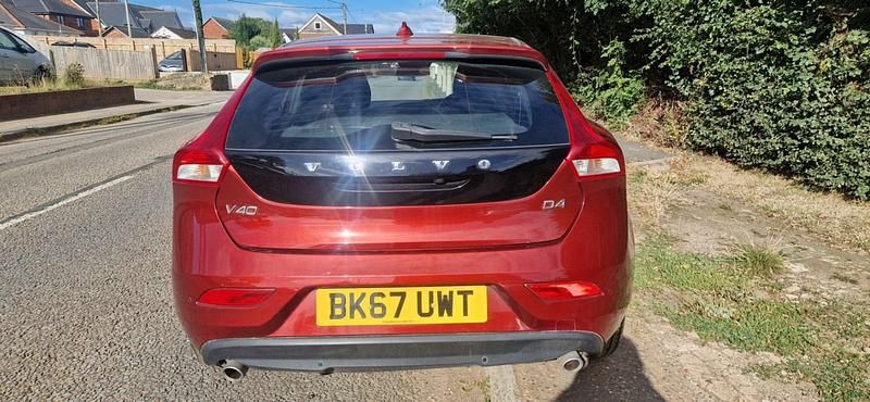 Used Volvo V40 Momentum 190 HP (139 kW) 2017 Red Estate