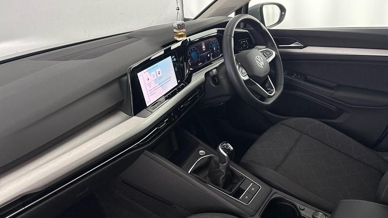 Second-hand VW Golf VIII Life 150 CP (110 kW) 2023 Gri Hatchback