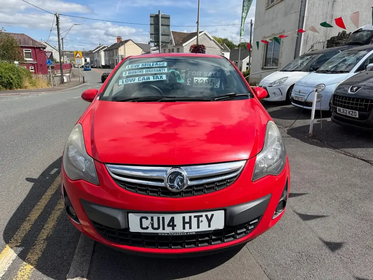 Used Vauxhall Corsa 65 HP (47 kW) 2014 Red Hatchback