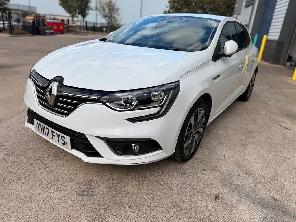 Used Renault Mégane IV Dynamique 130 HP (95 kW) 2017 White Hatchback