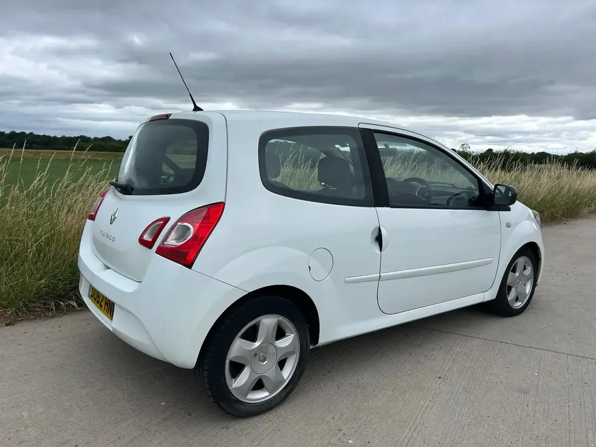 Used Renault Twingo Dynamique 75 HP (55 kW) 2012 White Hatchback
