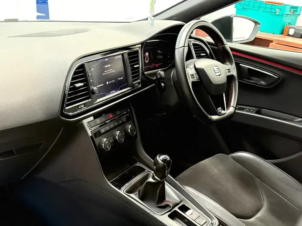 Used Seat Leon Black Edition 150 HP (110 kW) 2019 White Estate