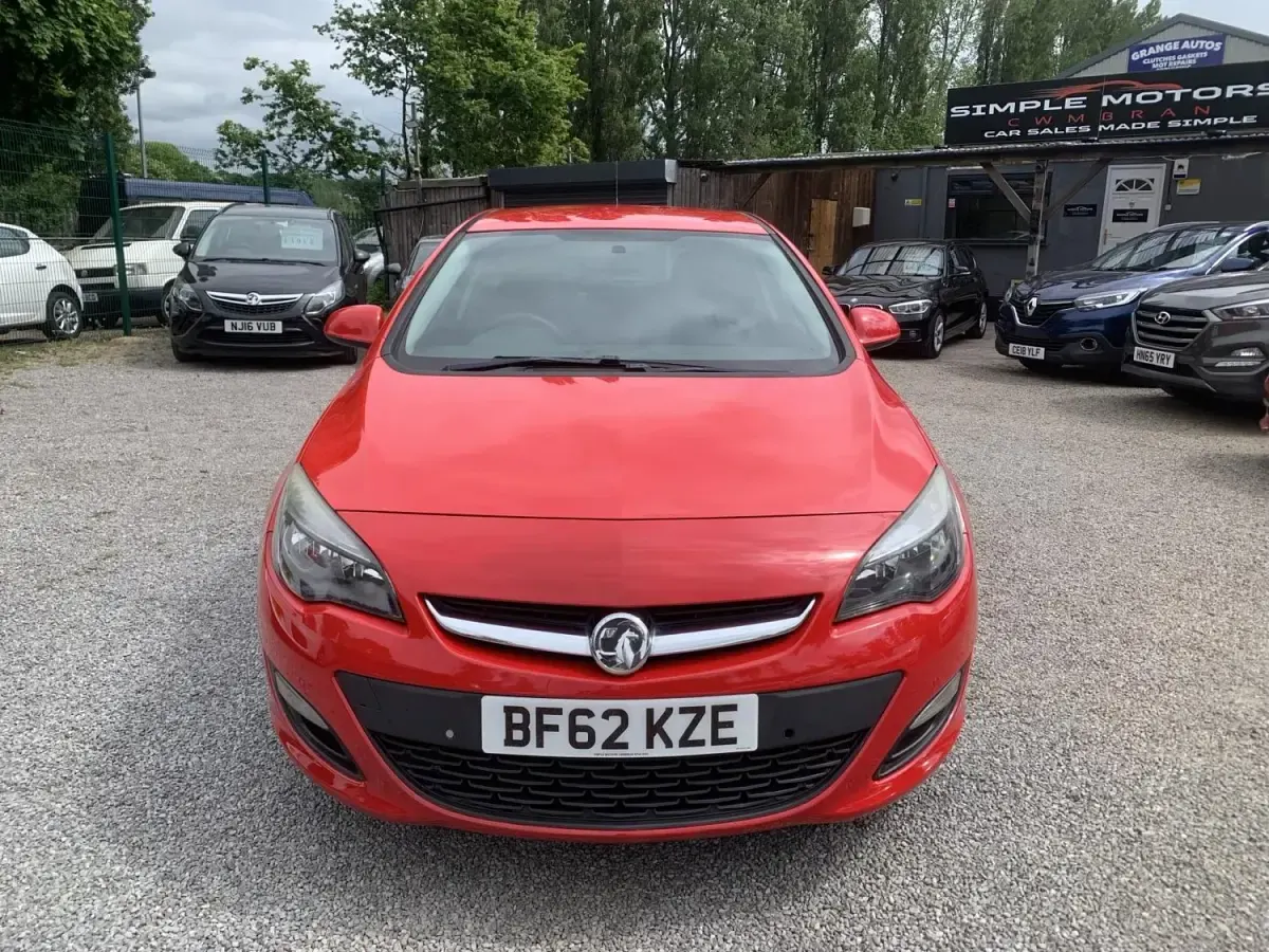 Second-hand Vauxhall Astra 2012 Roșu Hatchback