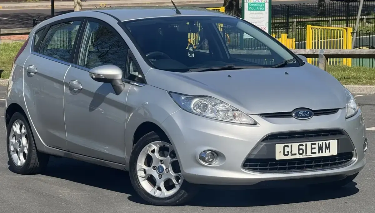 Usado Ford Fiesta Zetec 94 HP (69 kW) 2011 Prateado Citadino