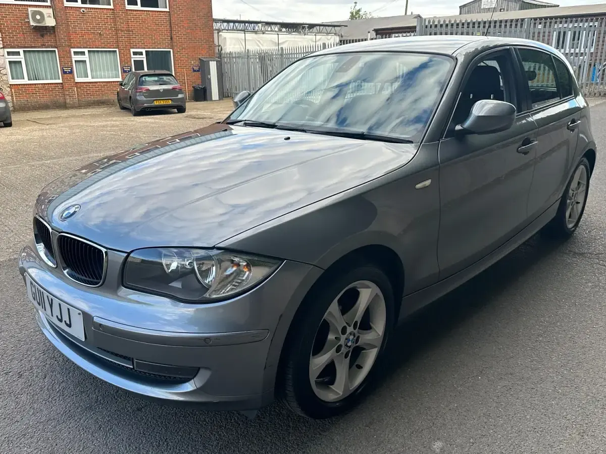 Usado BMW 118 Sport Line 143 CV (105 kW) 2011 Gris Utilitario
