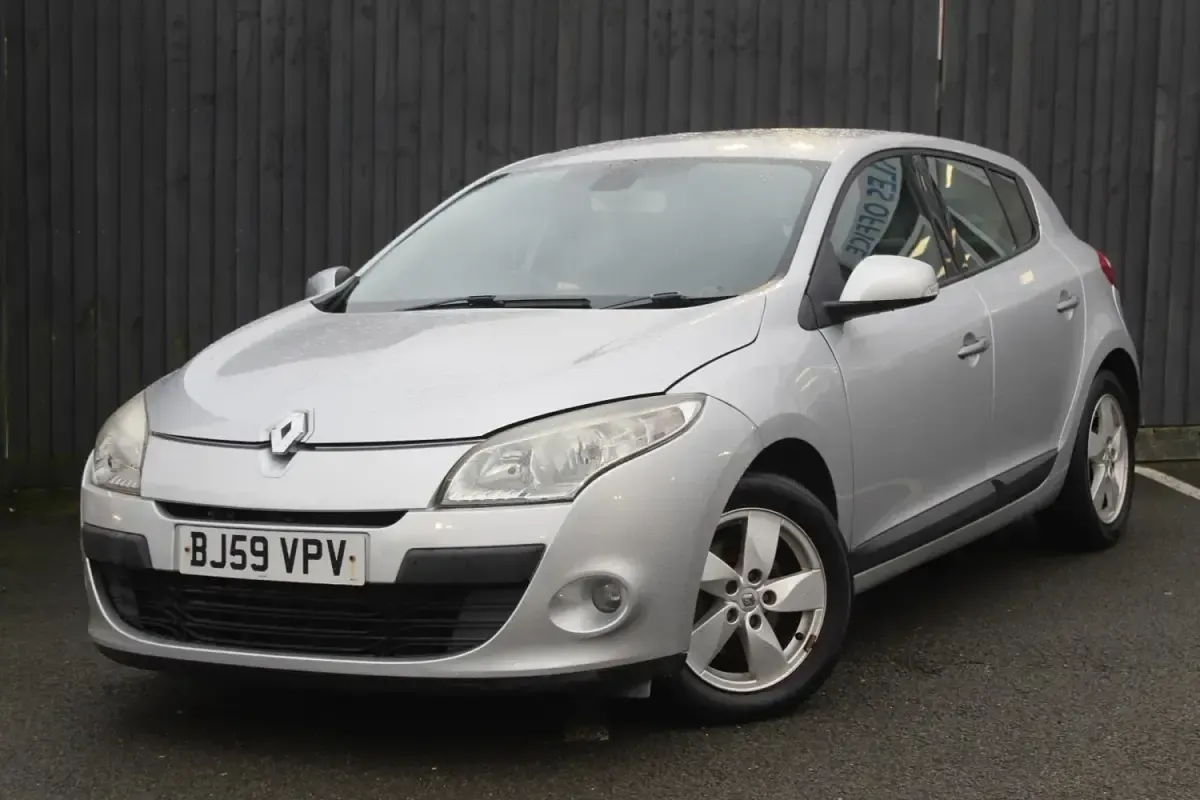 Usado Renault Mégane Dynamique 110 HP (80 kW) 2009 Prateado Citadino