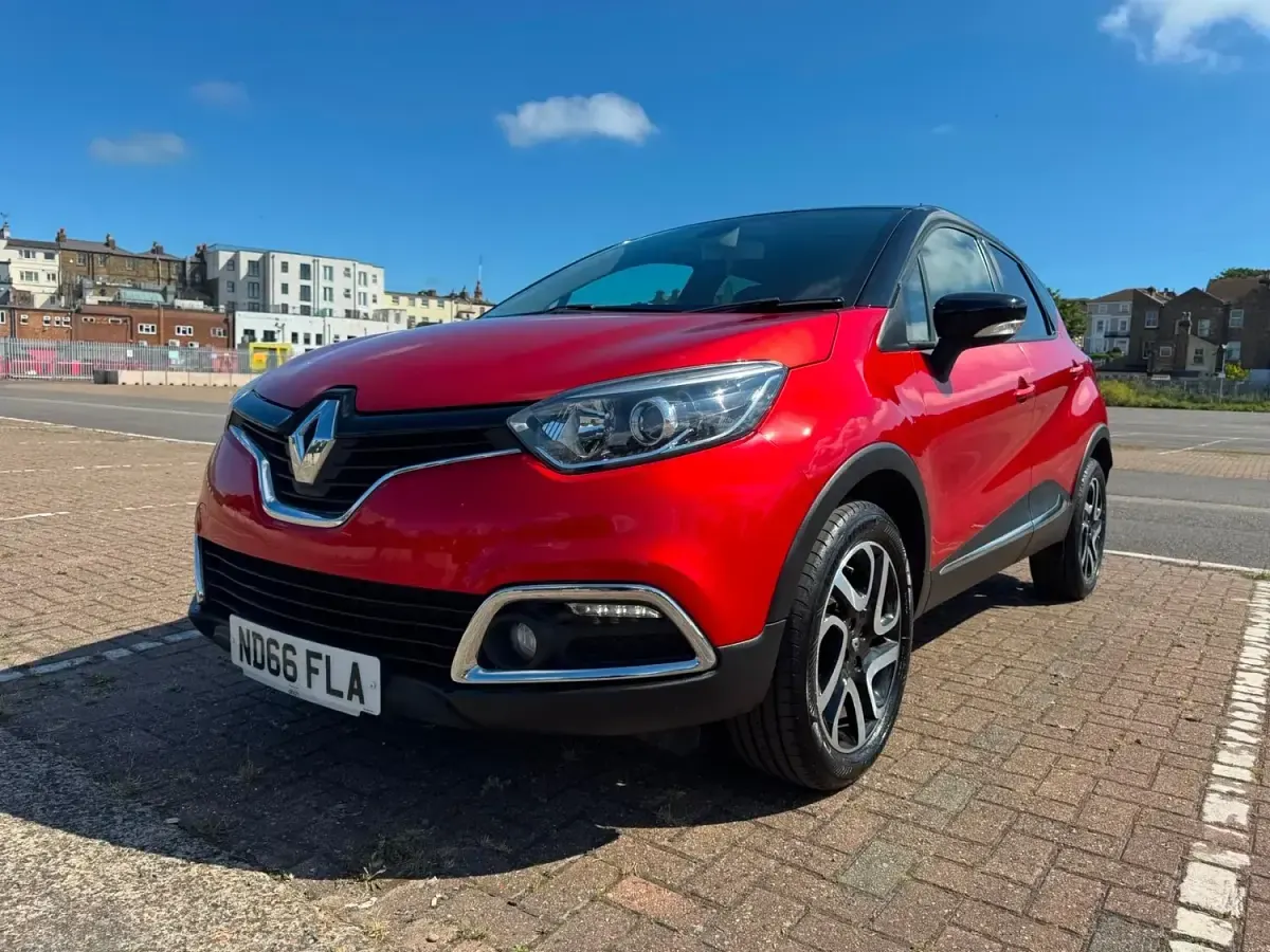 Used Renault Captur Dynamique 90 HP (66 kW) 2016 Red SUV