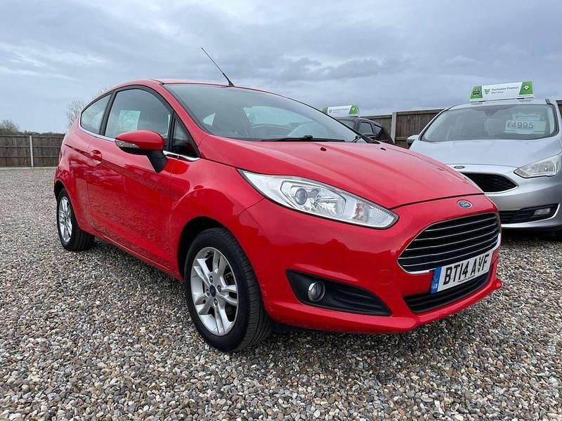 Used Ford Fiesta Zetec 82 HP (60 kW) 2014 Red Hatchback
