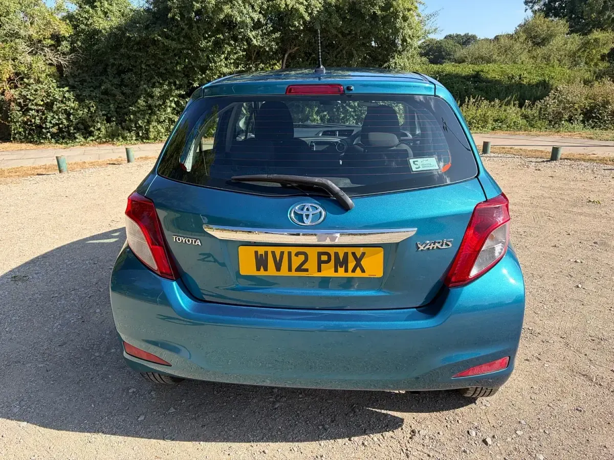 Used Toyota Yaris 99 HP (72 kW) 2012 Turquoise Hatchback
