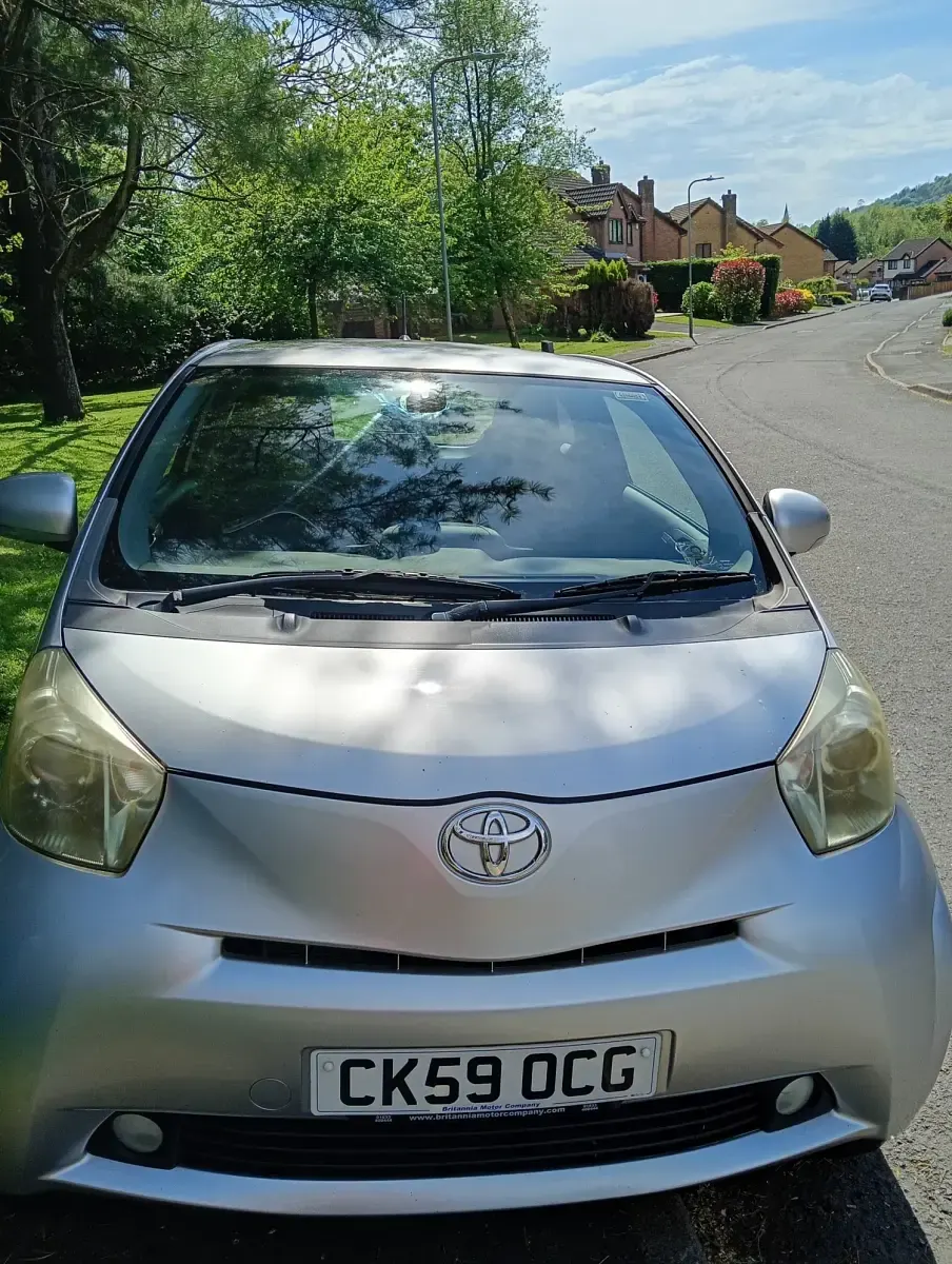 Usado Toyota iQ 68 HP (50 kW) 2009 Prateado Citadino