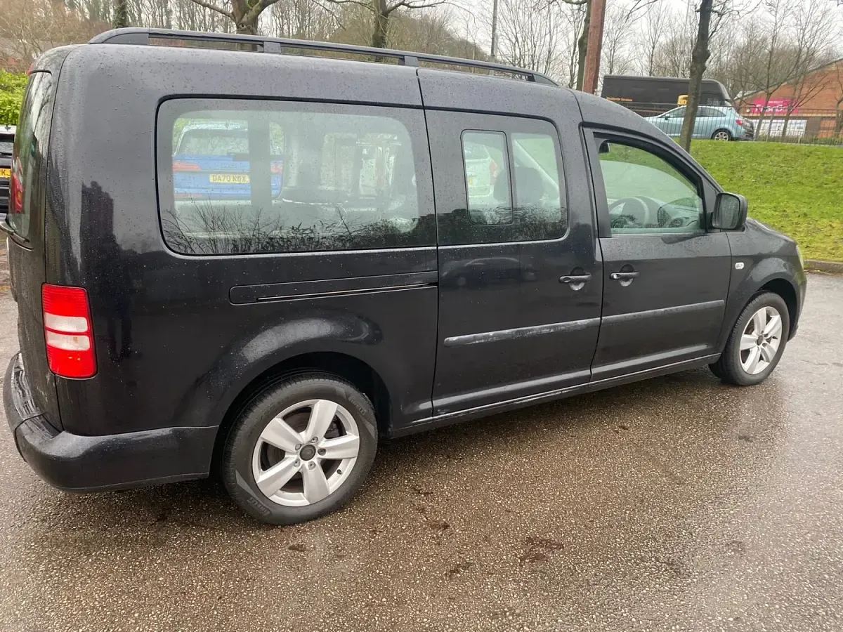 Used VW Caddy Maxi Life 102 HP (75 kW) 2012 Black MPV