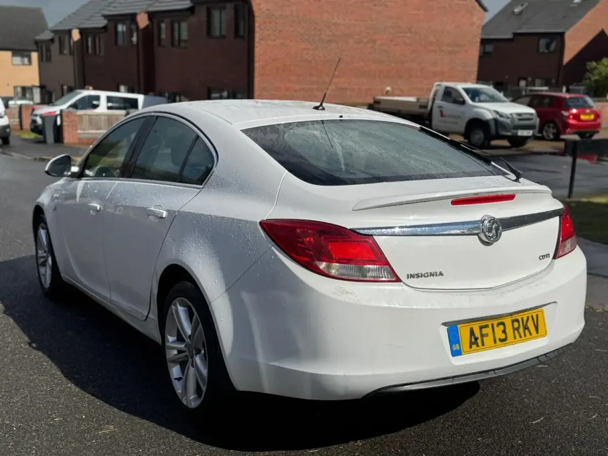 Used Vauxhall Insignia 2013 White Hatchback