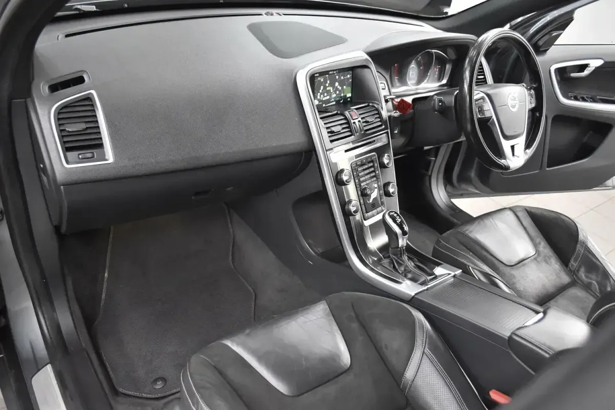 Used Volvo XC60 R-Design 190 HP (139 kW) 2016 Grey SUV