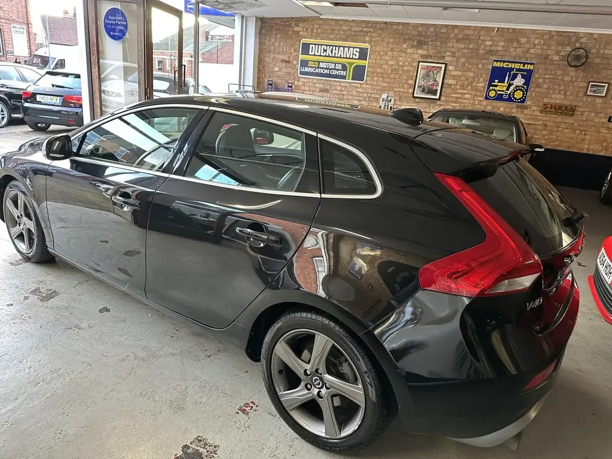 Used Volvo V40 R-Design 115 HP (84 kW) 2014 Black Hatchback
