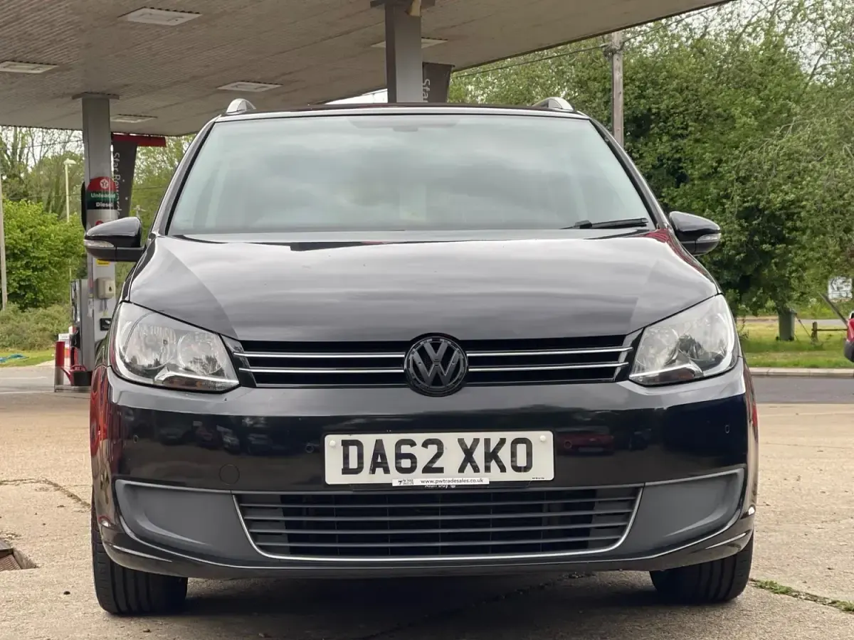 Begagnad VW Touran SE 105 HK (77 kW) 2012 Svart Minibuss