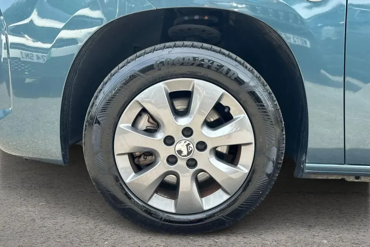 Used Vauxhall Combo Ultimate 100 kW (136 HP) 2024 Blue MPV