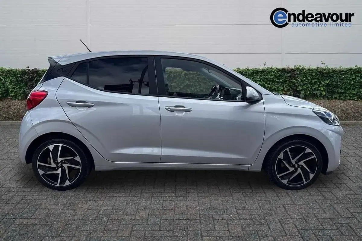 Used Hyundai i10 Premium 84 HP (61 kW) 2022 Silver Hatchback