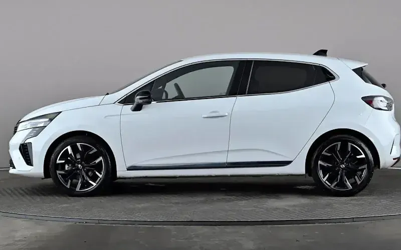Used Renault Clio Techno 143 HP (105 kW) 2025 White Hatchback