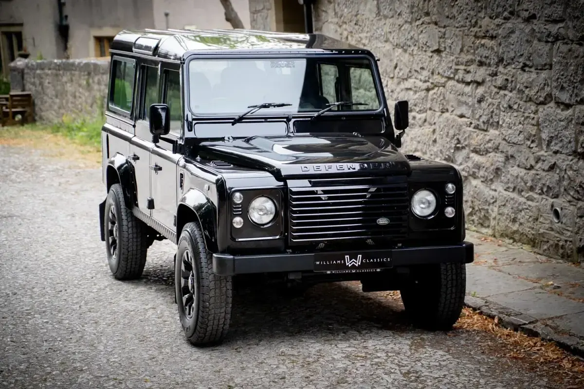 Used Land Rover Defender 122 HP (89 kW) 2009 Black Estate