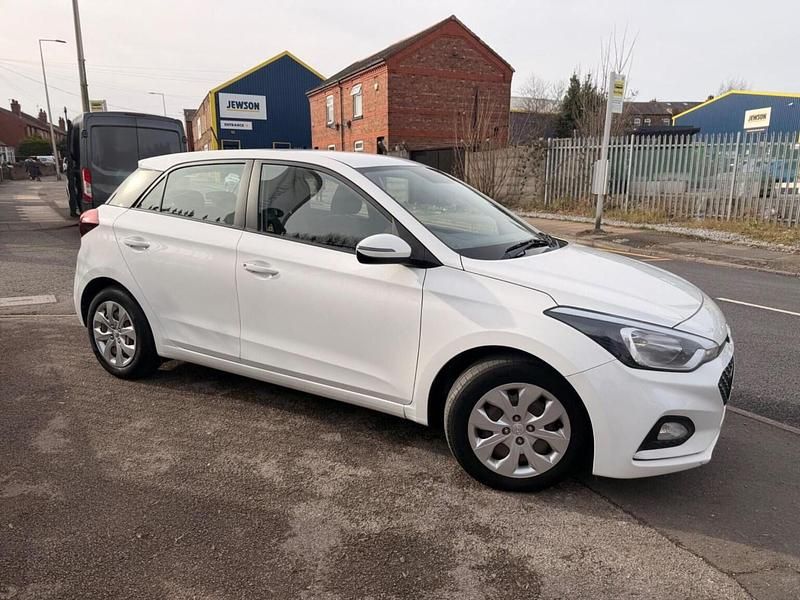 Used Hyundai i20 75 HP (55 kW) 2019 White Hatchback