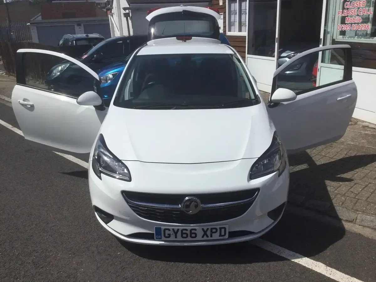 Used Vauxhall Corsa 75 HP (55 kW) 2017 White Hatchback