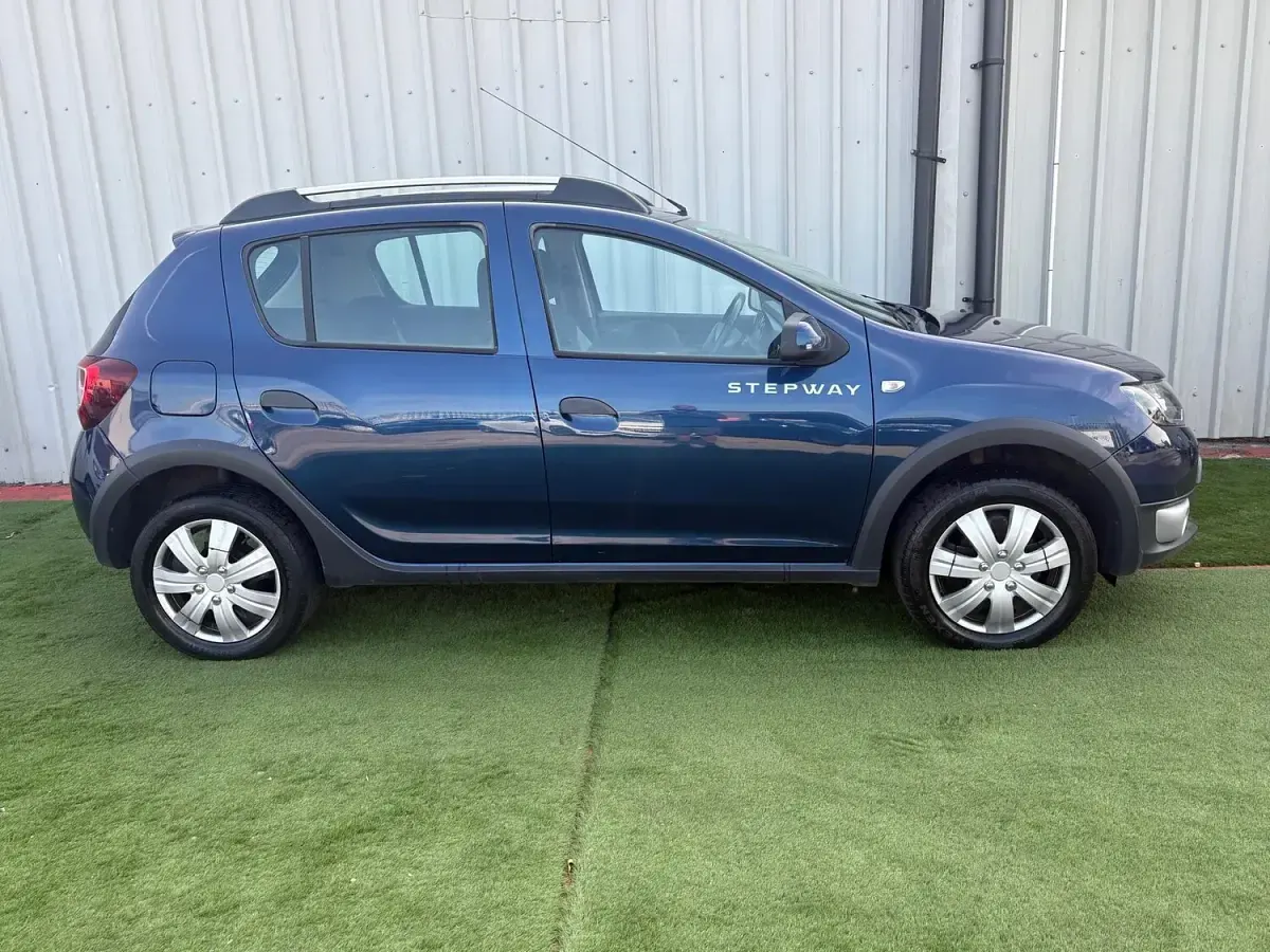 Used Dacia Sandero Lauréate 90 HP (66 kW) 2016 Blue Hatchback