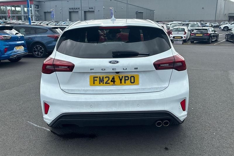 Used Ford Focus Titanium 125 HP (91 kW) 2017 White Hatchback