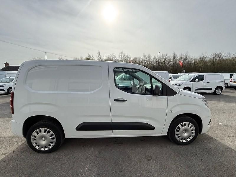 Second-hand Vauxhall Combo Sportive 100 CP (73 kW) 2022 Alb Monovolum
