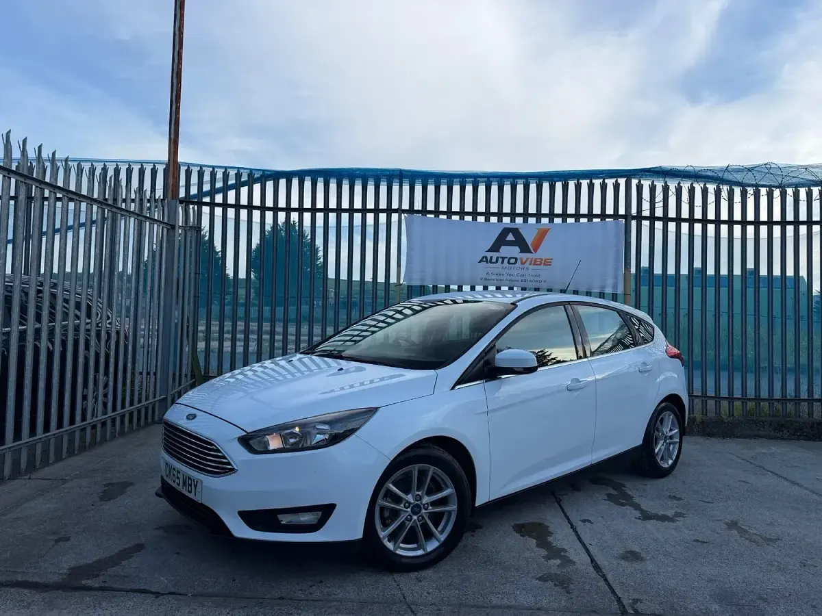 Used Ford Focus Zetec 2015 White Hatchback
