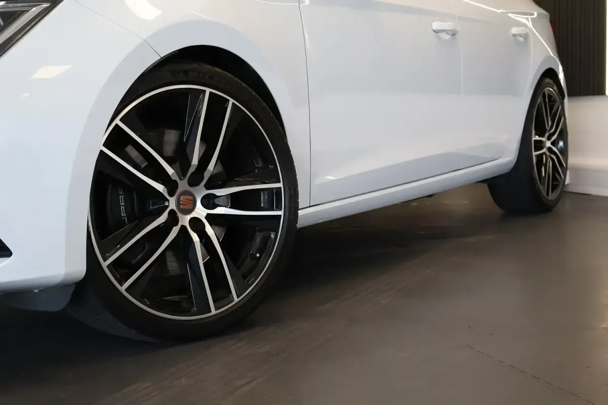 Used Seat Leon Cupra 290 290 HP (213 kW) 2019 White Hatchback