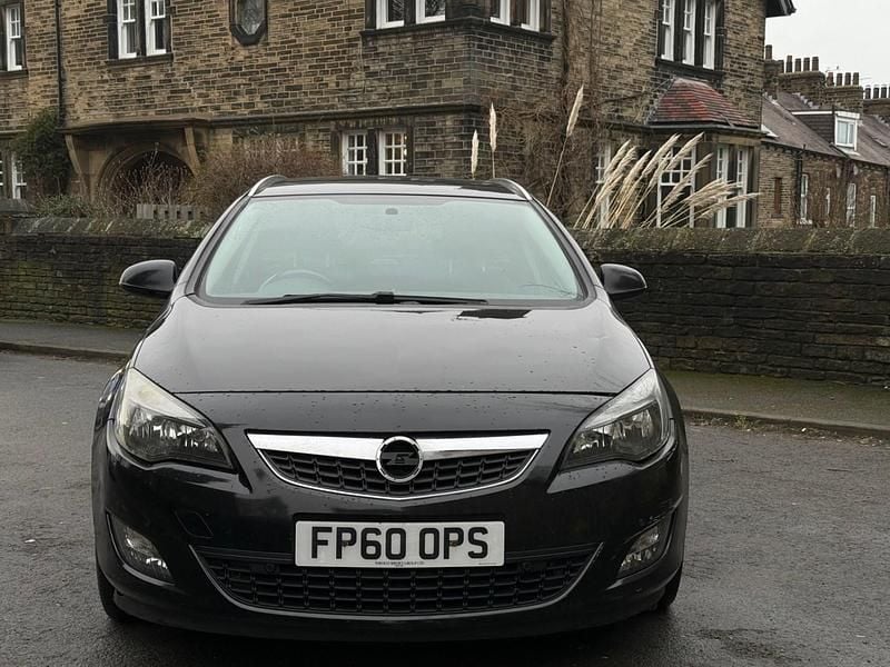 Black Used 2011 Vauxhall Astra SRi Estate | £1,990 (Good price) - Image 1/4