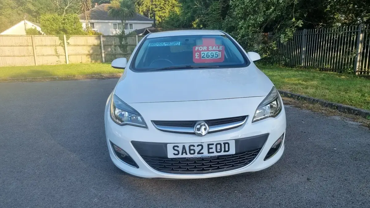 Used Vauxhall Astra SRi 115 HP (84 kW) 2012 White Hatchback