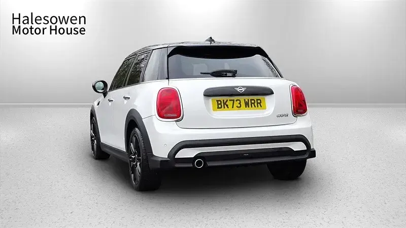 Begagnad Mini Cooper Exclusive 136 HK (100 kW) 2023 Vit Halvkombi