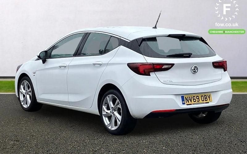 Used Vauxhall Astra Design Edition 110 HP (80 kW) 2020 White Hatchback