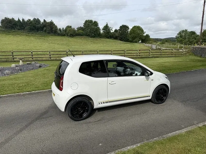 Used VW up! 75 HP (55 kW) 2015 White Hatchback