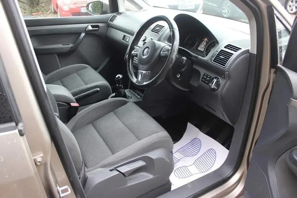Used VW Touran SE 105 HP (77 kW) 2012 Beige MPV