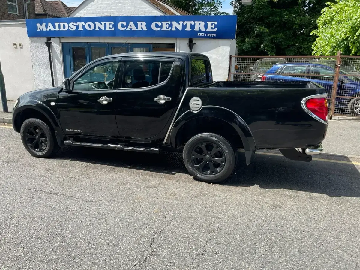Käytetty Mitsubishi L200 176 HP (129 kW) 2013 Musta Nouto