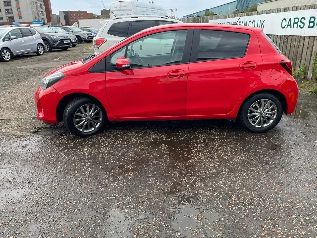 Used Toyota Yaris Multidrive S 99 HP (72 kW) 2016 Red Hatchback