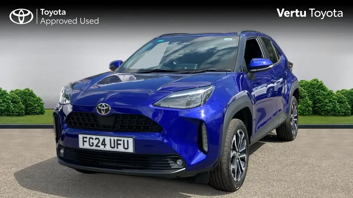Used Toyota Yaris Hybrid Design 116 HP (85 kW) 2024 Blue Estate