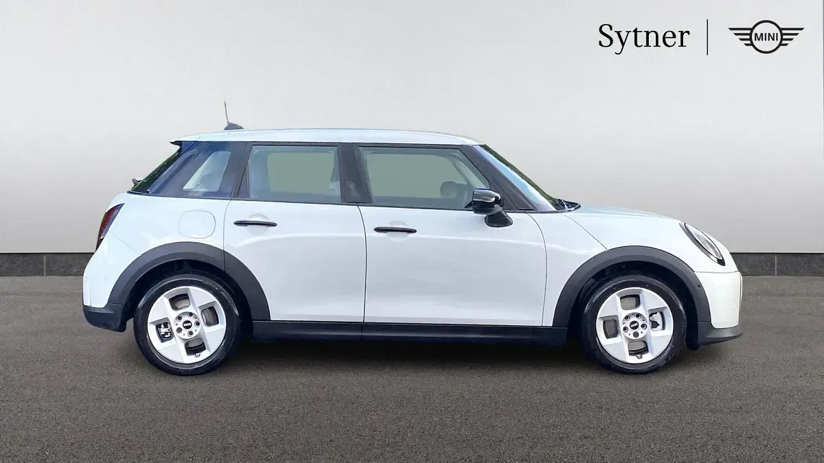 Used Mini Cooper Hatch 113 kW (154 HP) 2025 White Hatchback